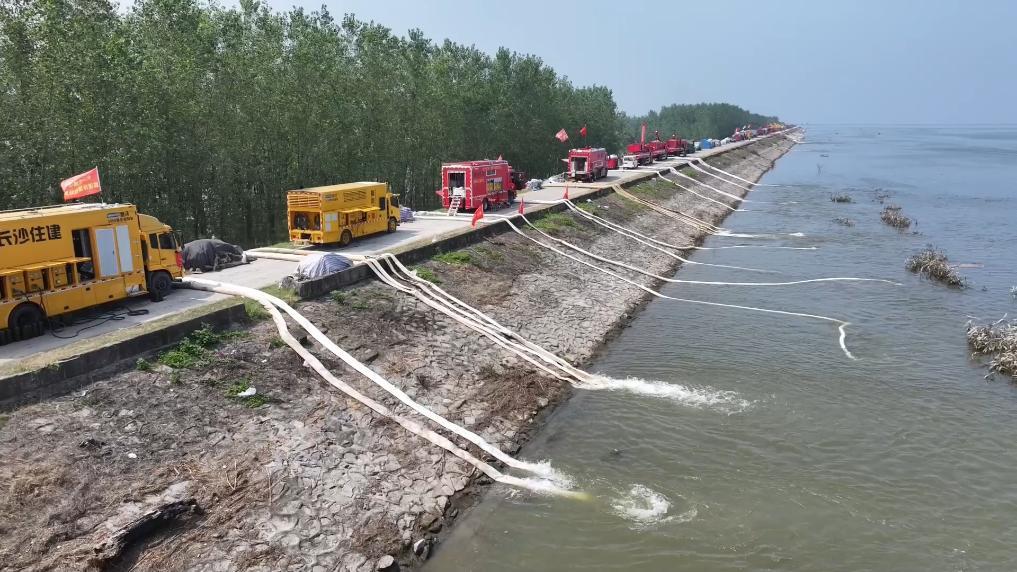 泰豪·海德馨排水車、電源車馳援團(tuán)洲垸排澇保電